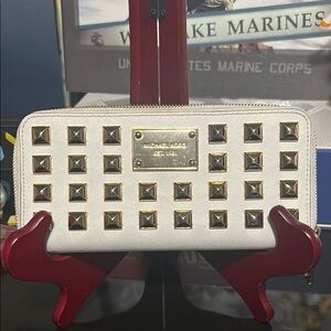 Michael Kors Cream Wallet with Gold Zipper
